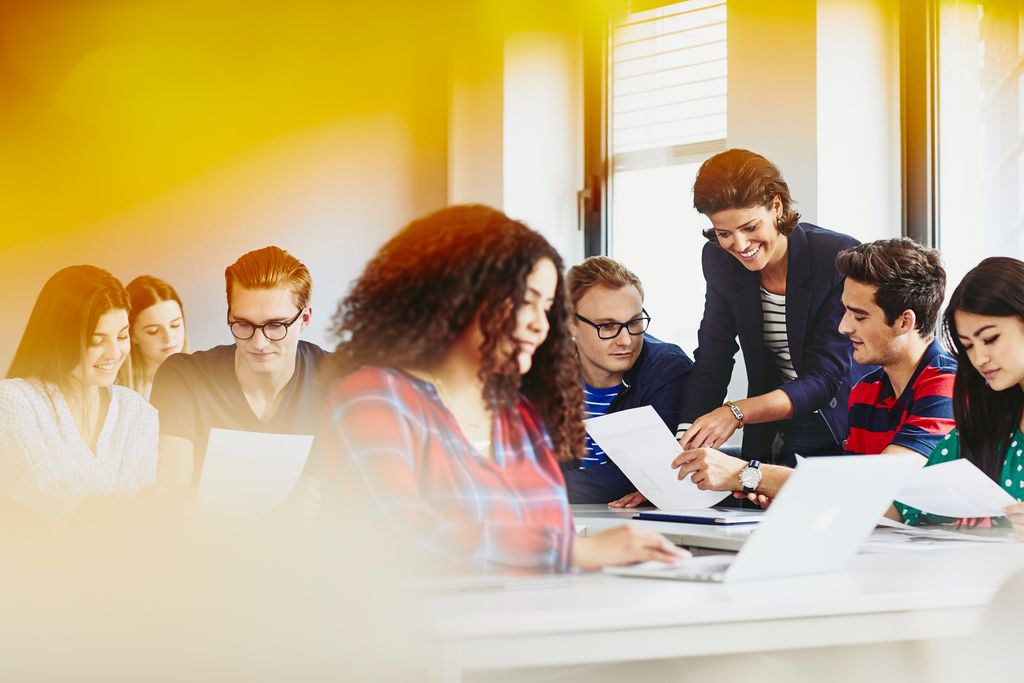 Studenți la un workshop