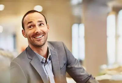 bărbat privind în sus